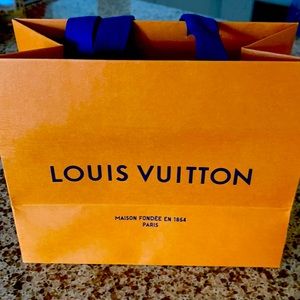 100 💯 % Authentic Louis Vuitton paper bag.
